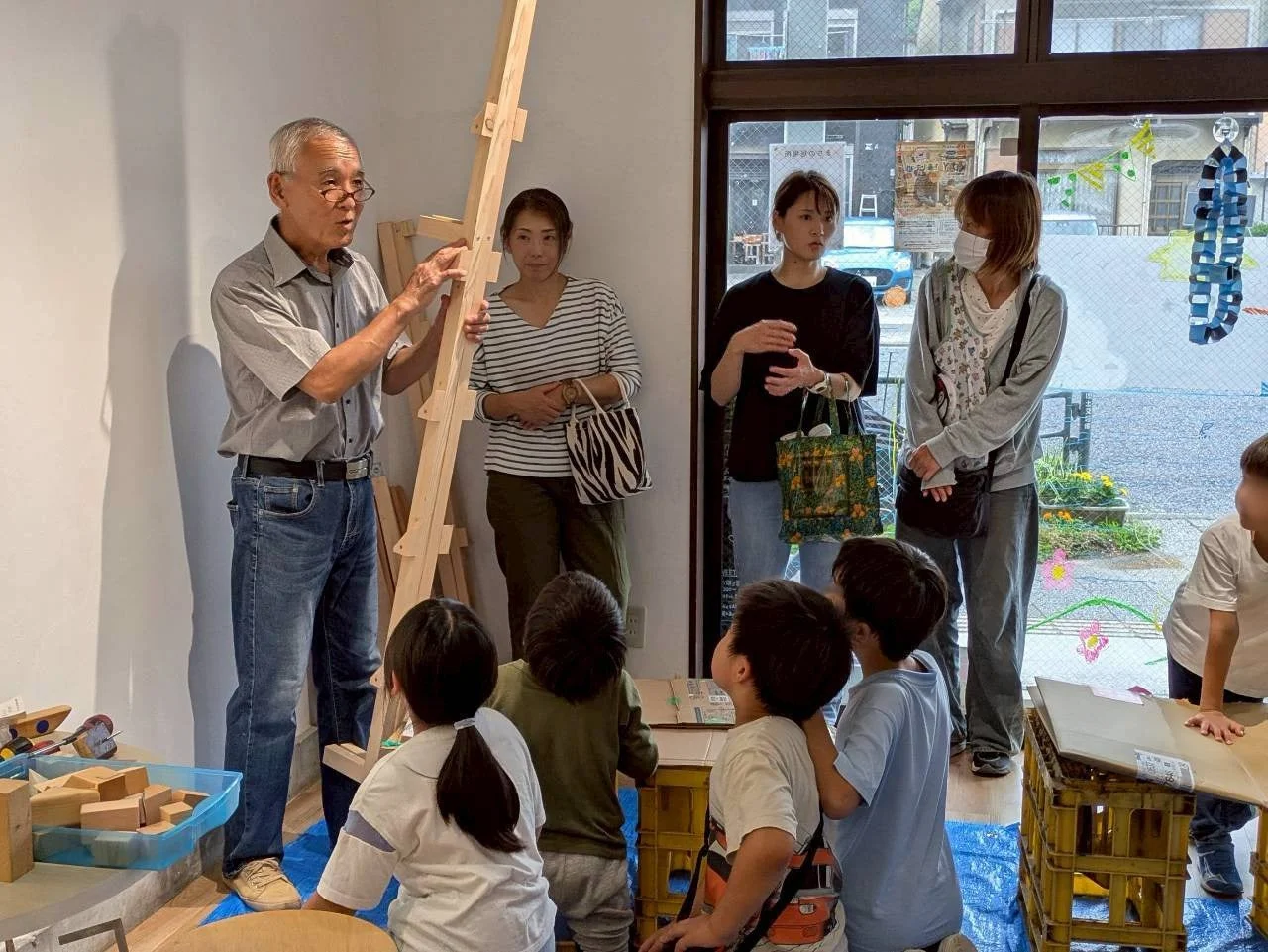 DIYワークショップで説明を受ける子どもたち