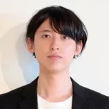 黒いジャケットと白いTシャツを着用したソフトバンクの西原万純氏