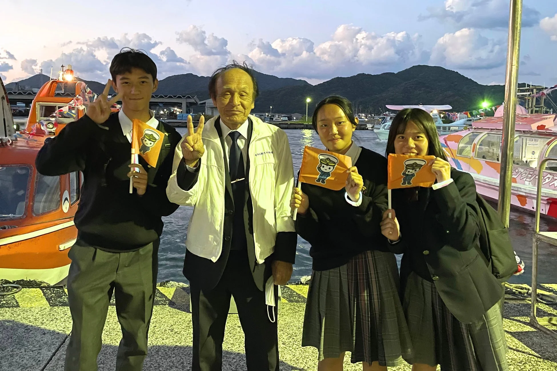 サンセットクルーズを楽しむ学生たち