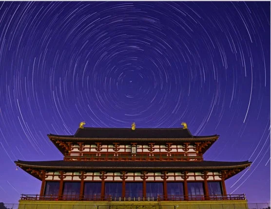 星空と平城宮跡大極殿