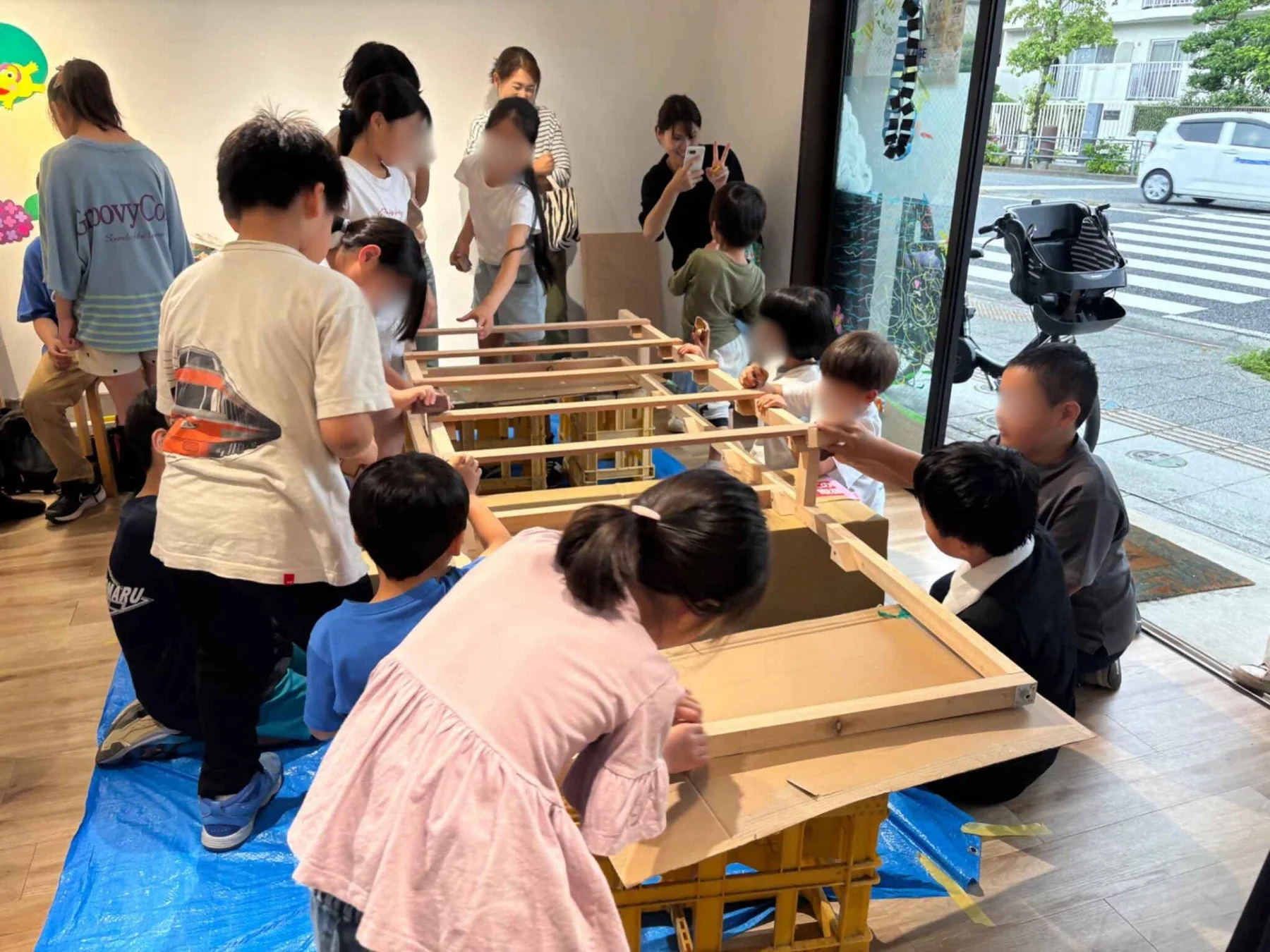 共同で作業する参加者たち