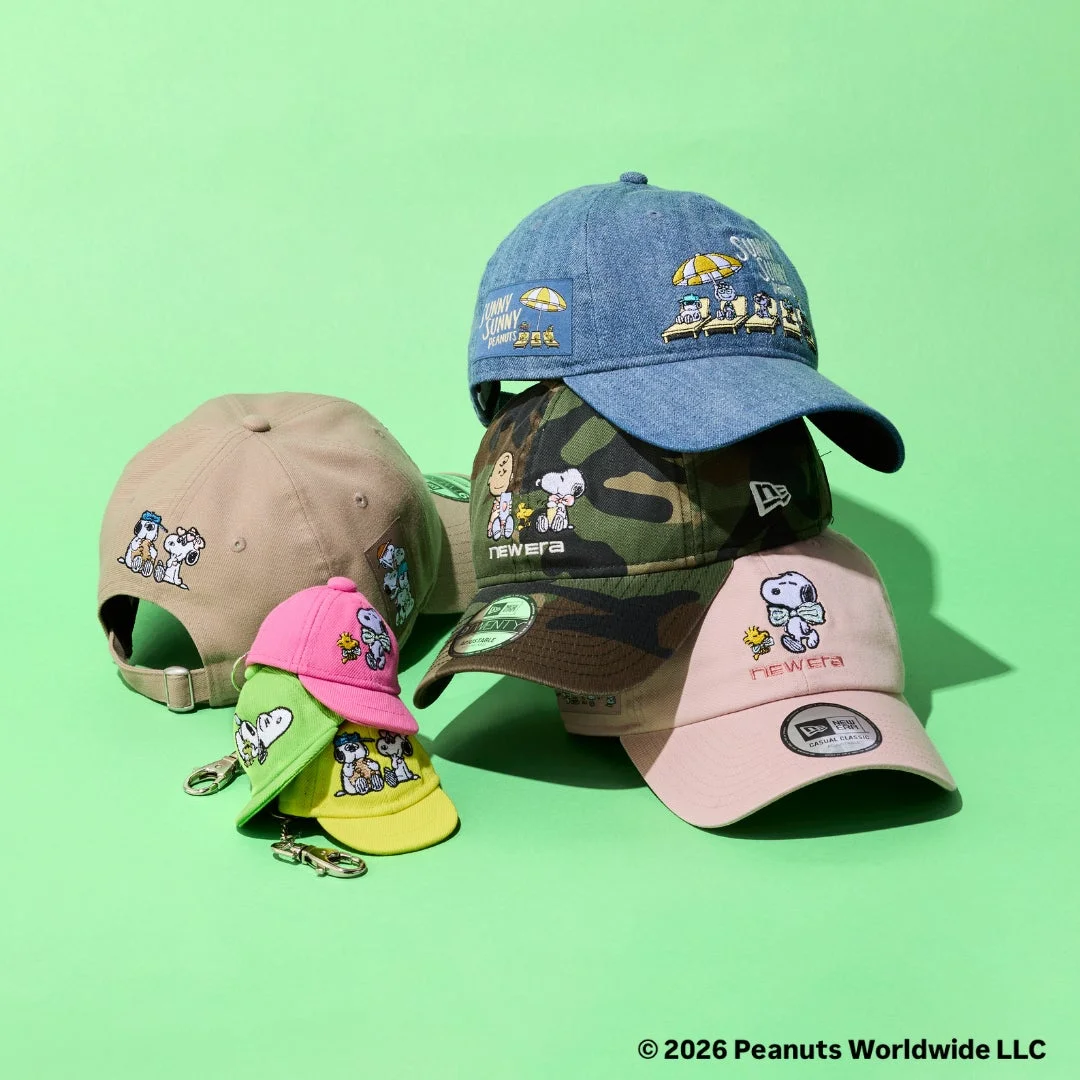 スヌーピーとピーナッツのキャラクターがデザインされたニューエラのキャップとミニキーホルダー