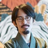 和服を着用し眼鏡をかけたDeNAの加茂雄亮氏