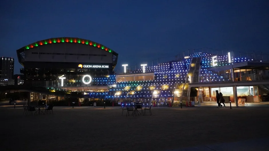 ライトアップされたGLION ARENA KOBEとTOTTEIの夜景
