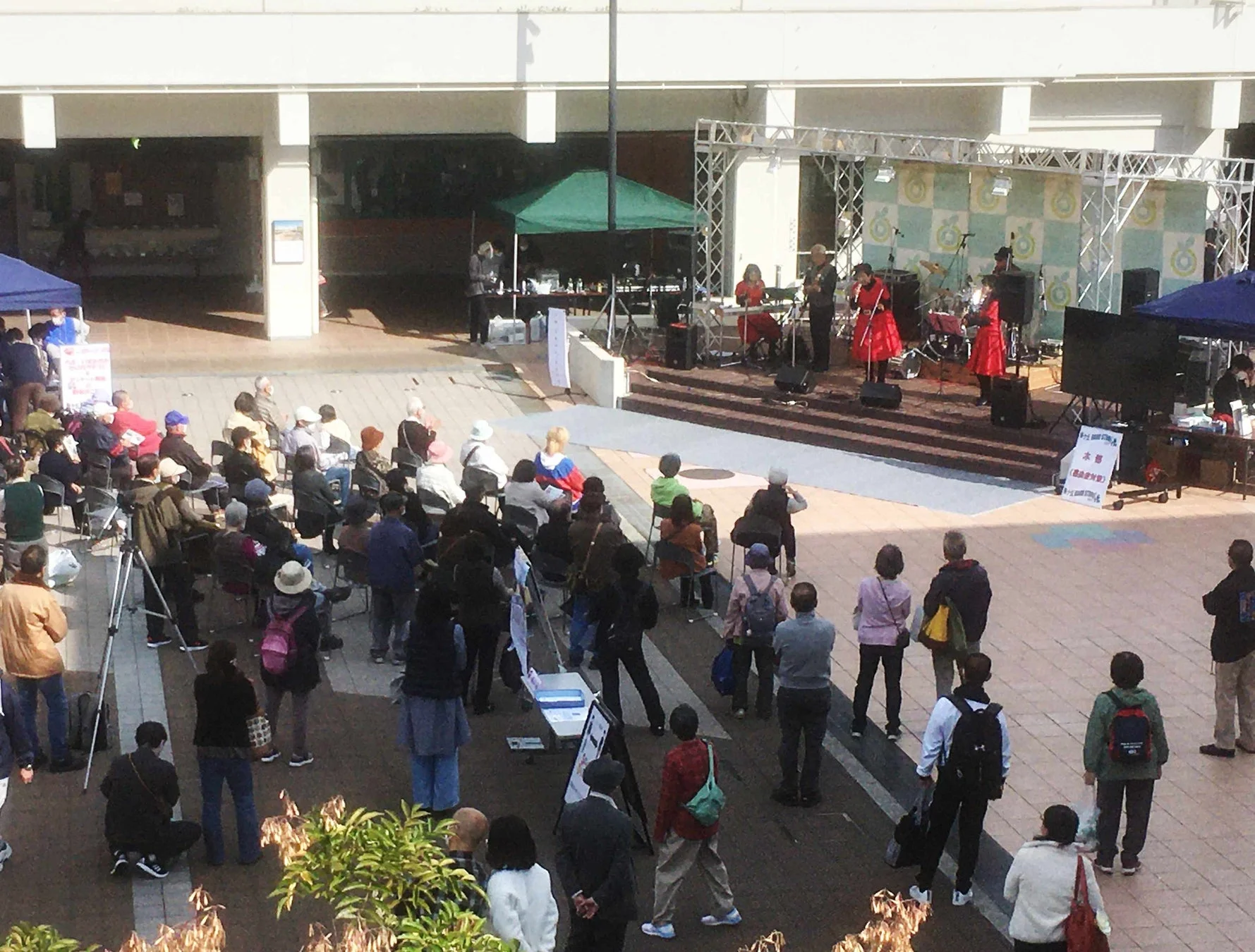 屋外ライブを楽しむ人々