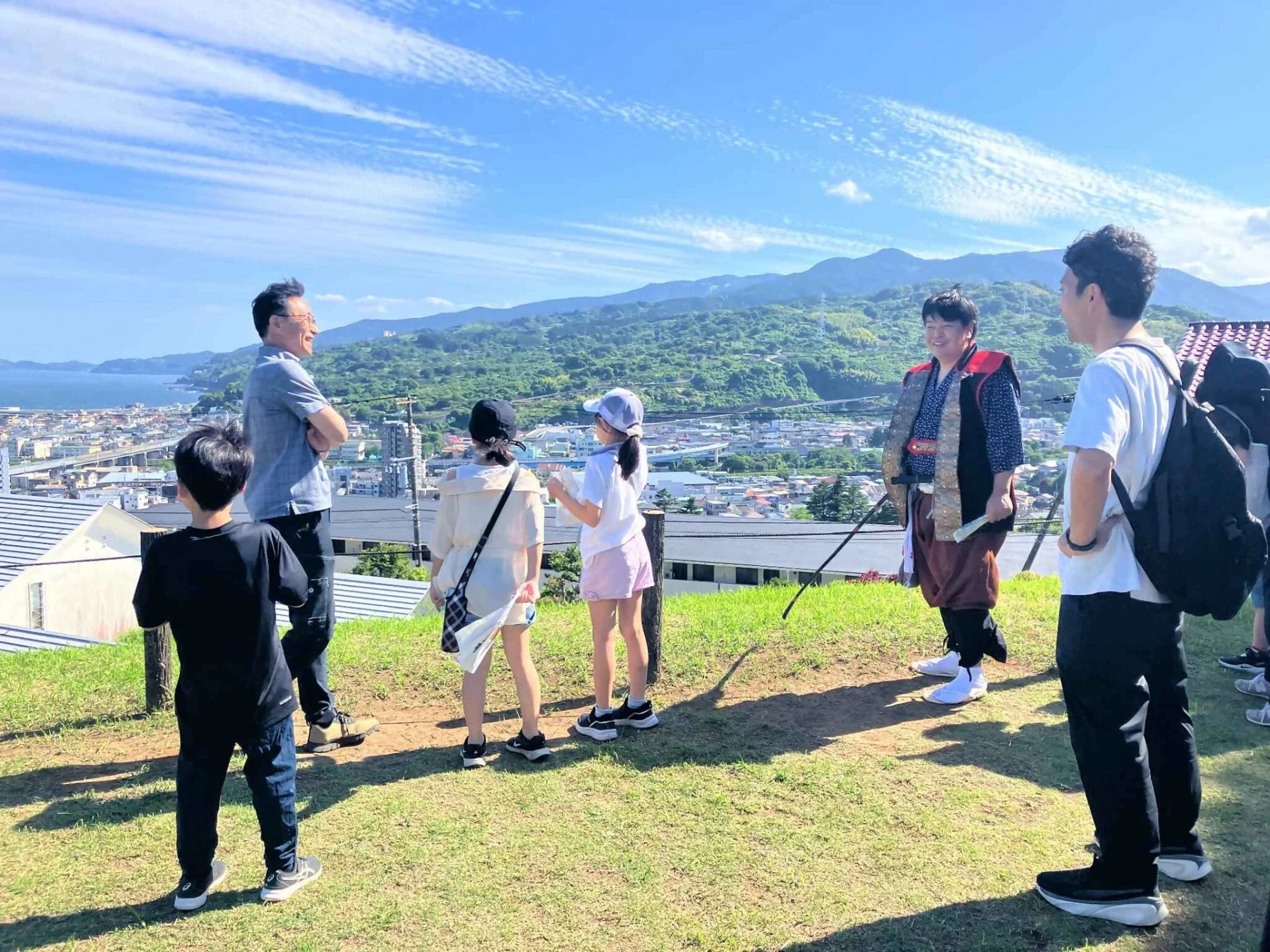 小田原の景色を楽しむ参加者たち