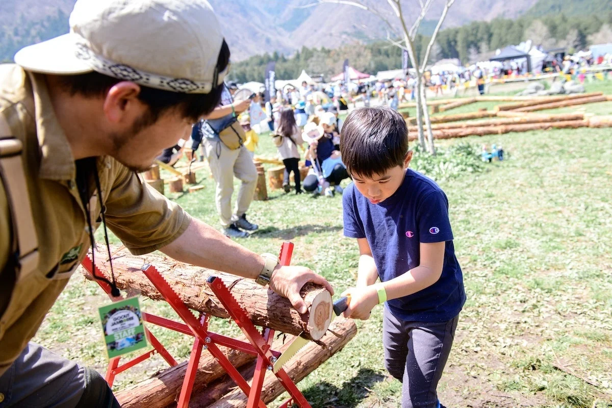 木工体験をする子どもとスタッフ