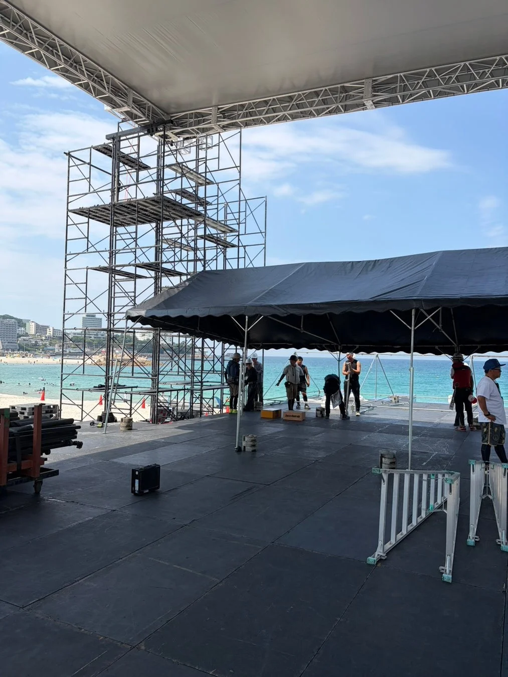 海辺に設置されたイベント会場のステージ設営風景