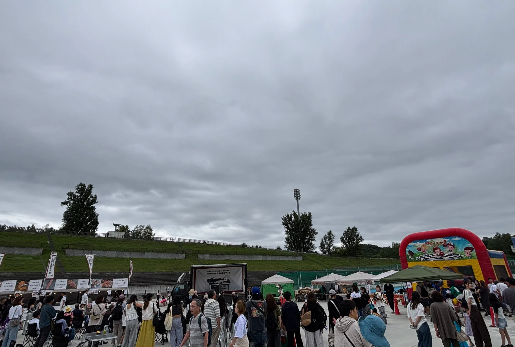 人混みと屋台
