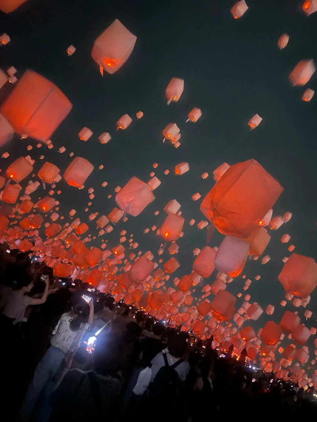 夜空に舞うスカイランタン