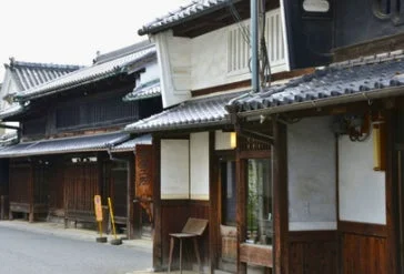 瓦屋根の伝統的な日本家屋が立ち並ぶ古い街並み