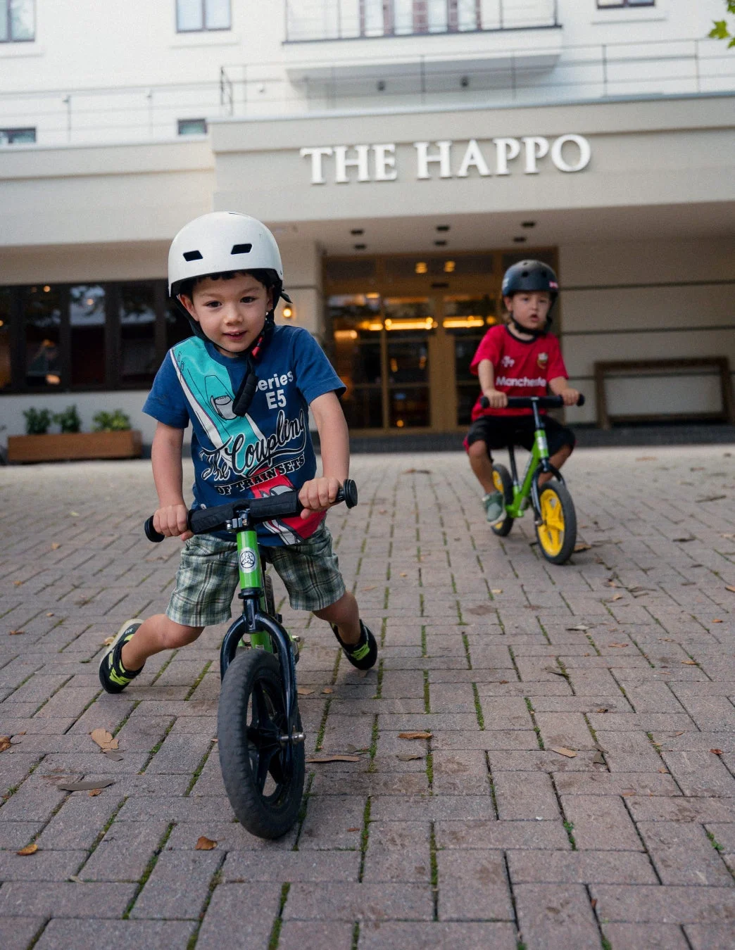 バランスバイクに乗る男の子たち