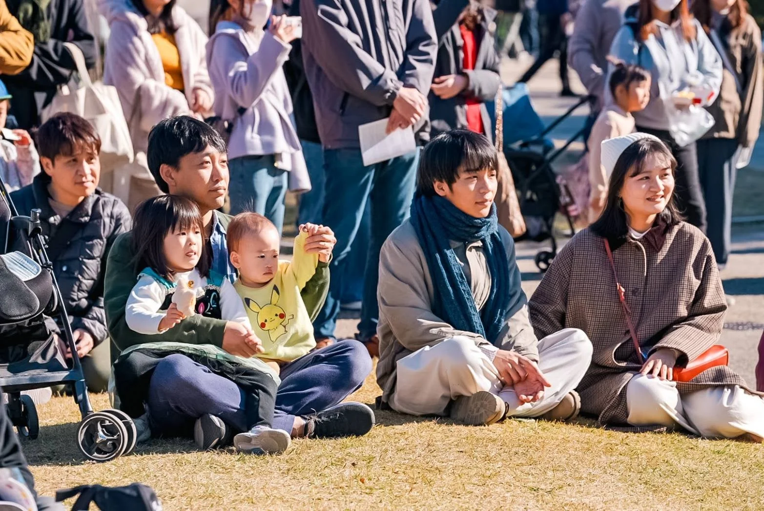 公園でくつろぐ家族連れ