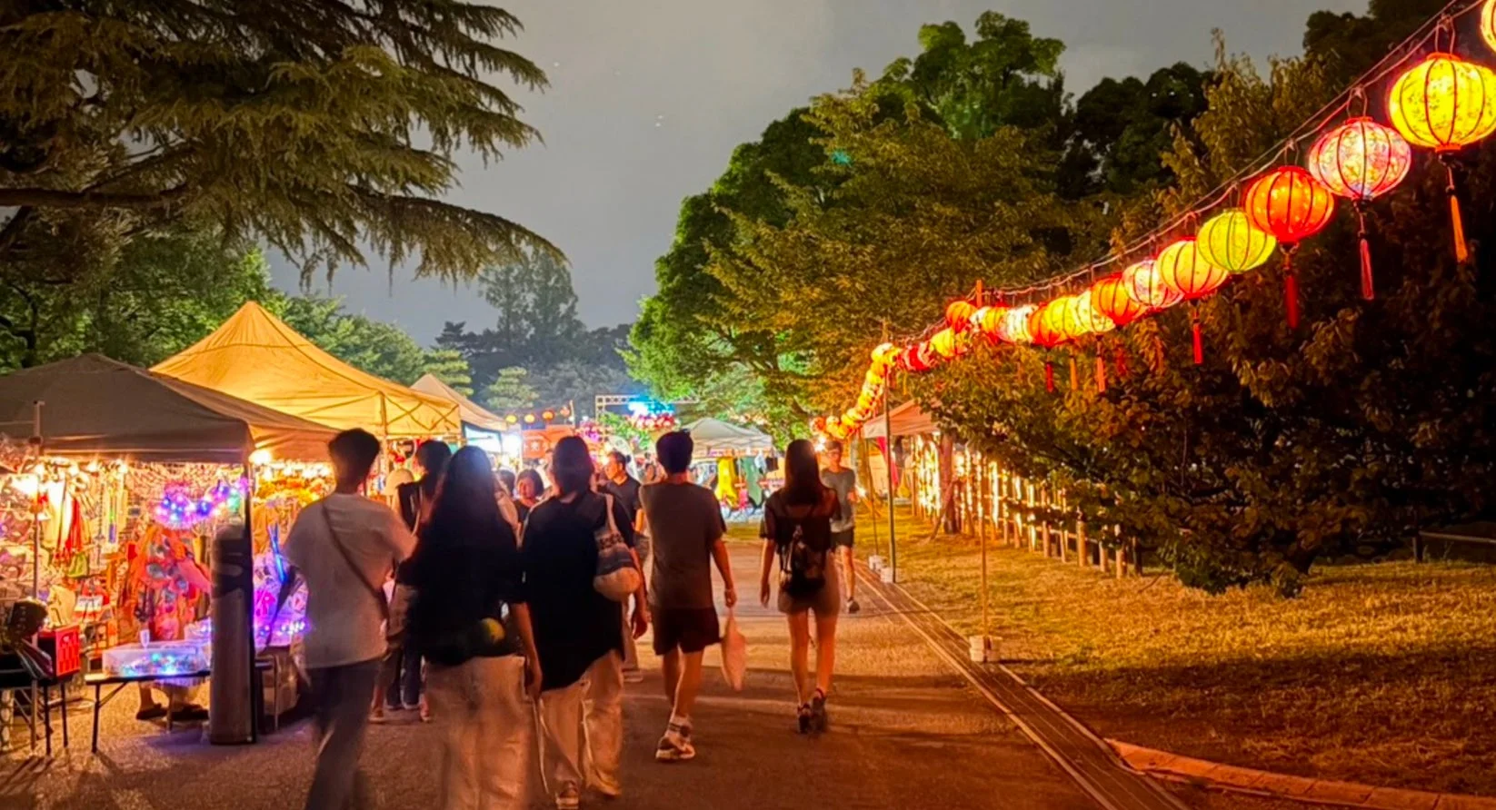 提灯が飾られた夜市の様子
