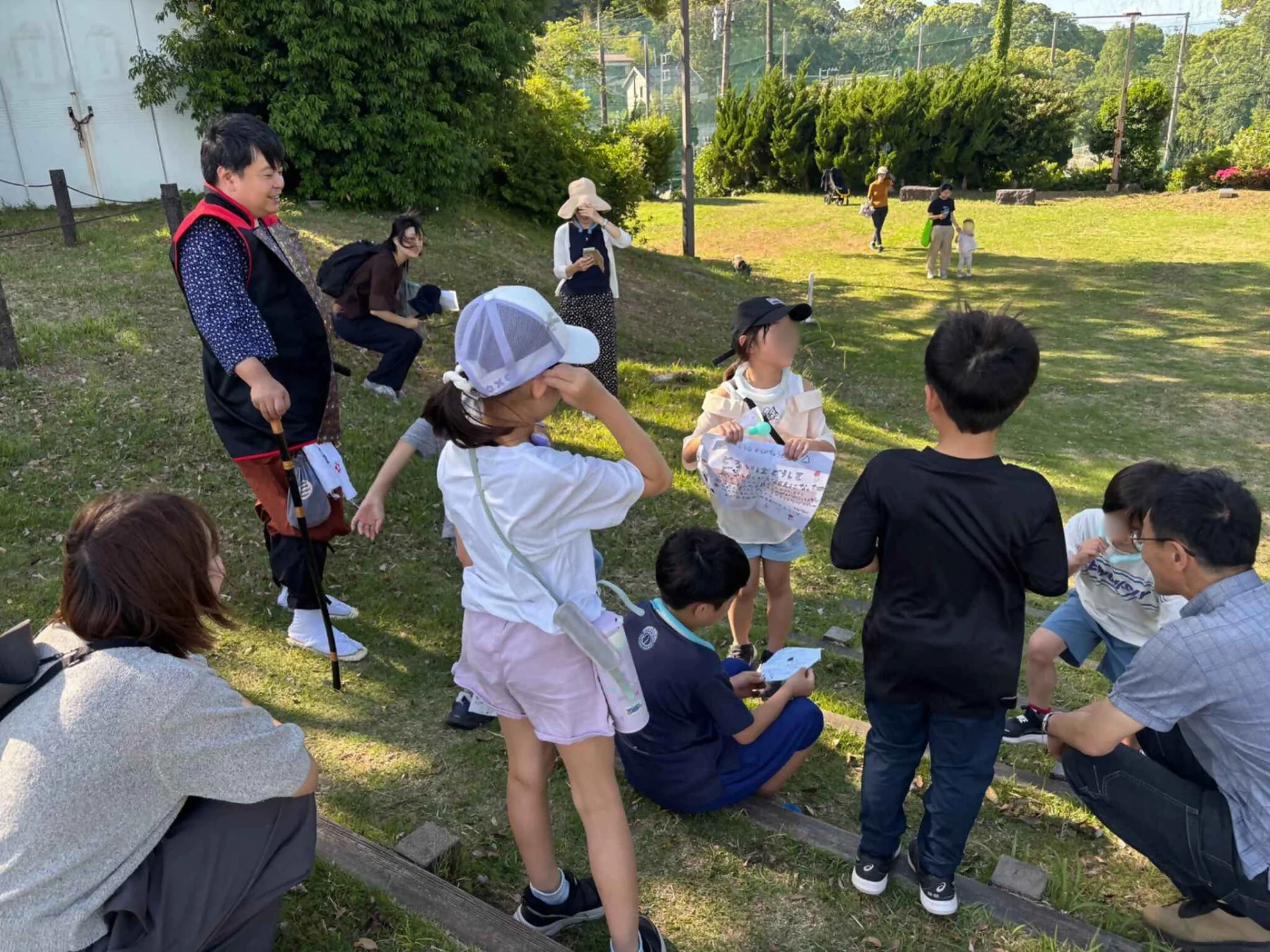屋外で学習する子どもたち