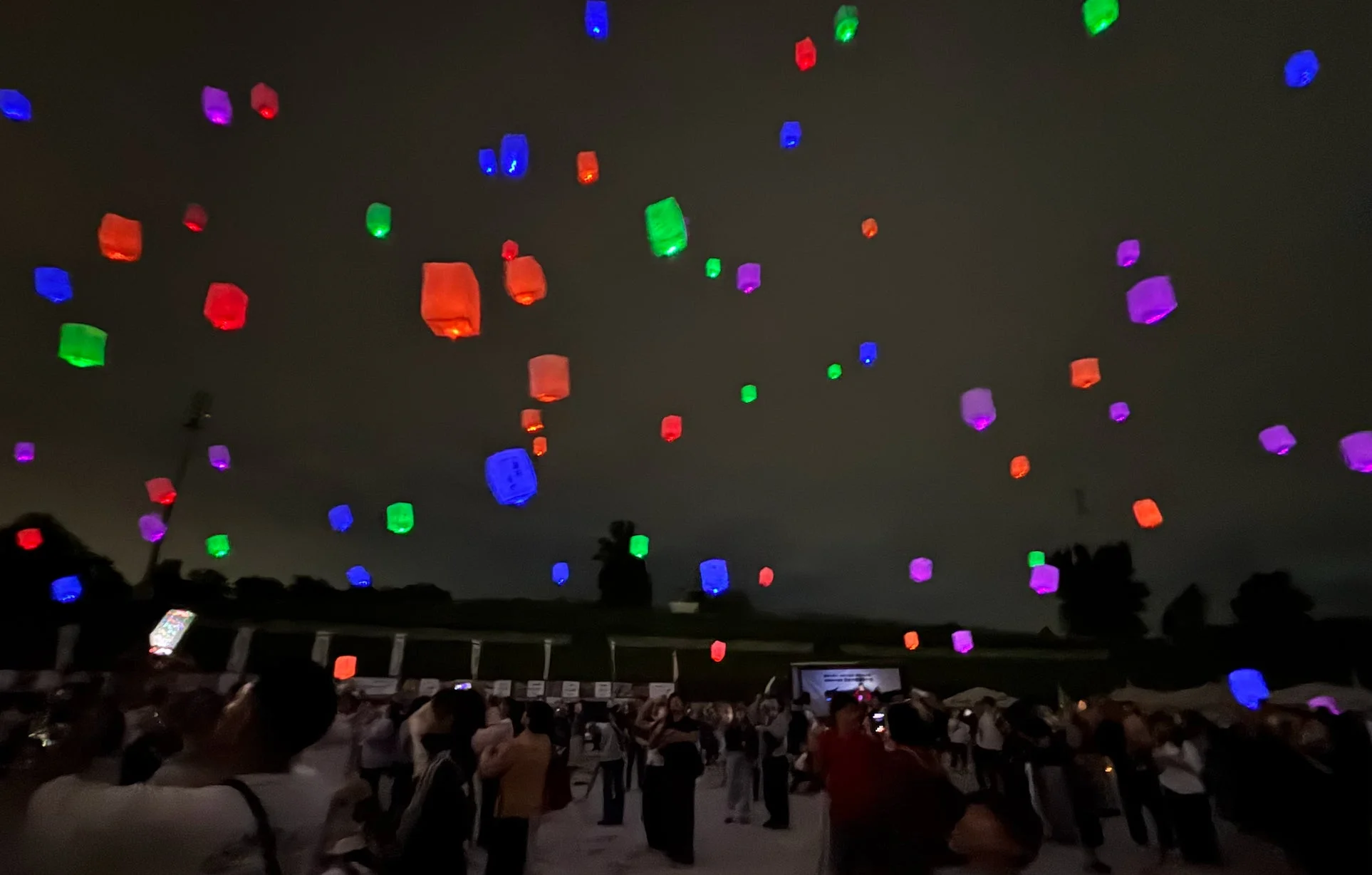 スカイランタンの夜空