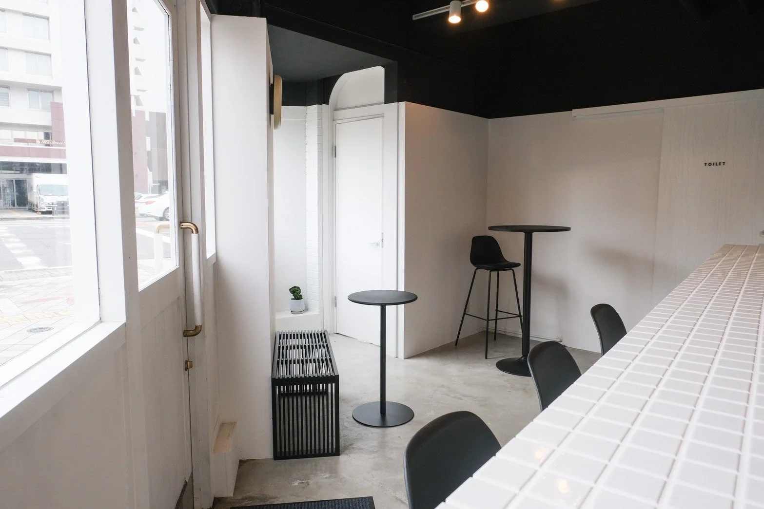 ミニマルなデザインのカフェまたはバーの店内