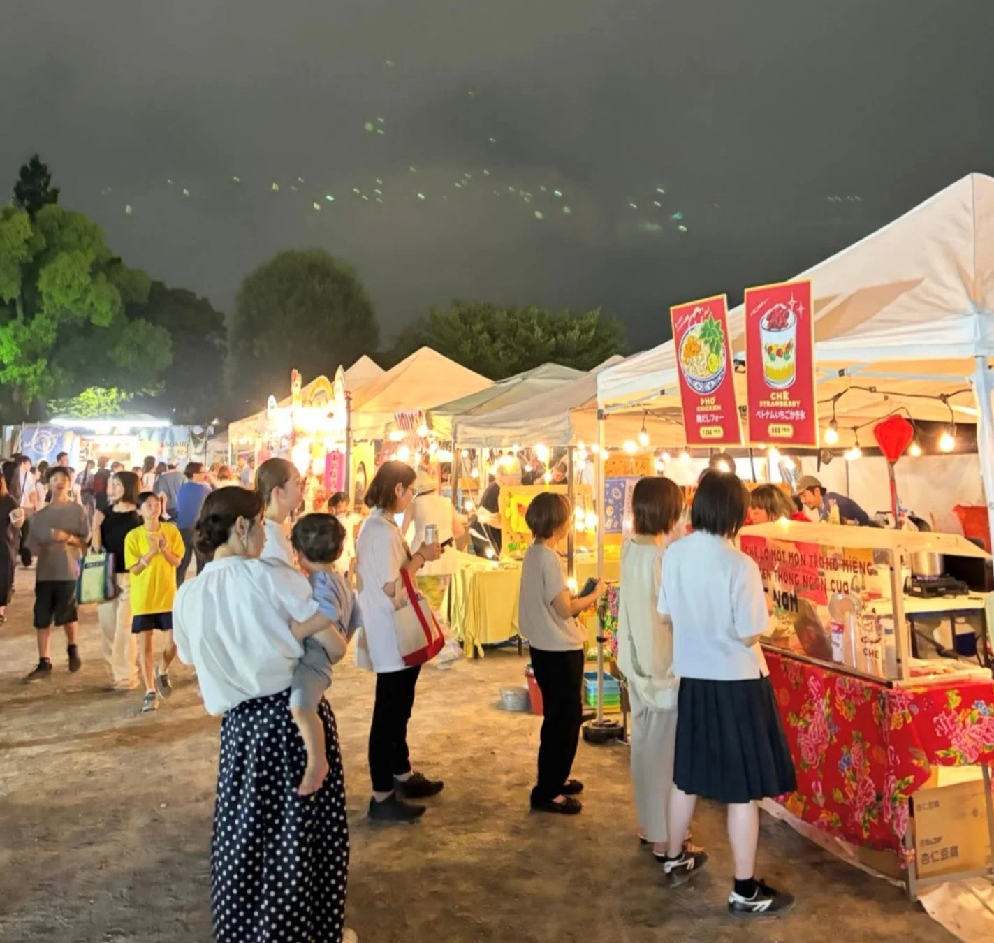 夜市の屋台で賑わう人々