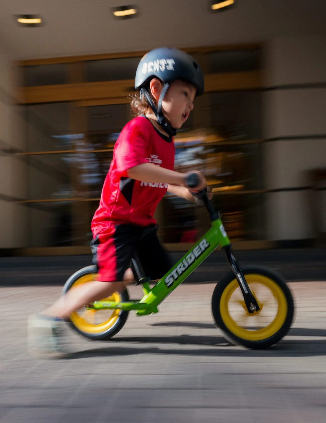 ストライダーに乗る子供