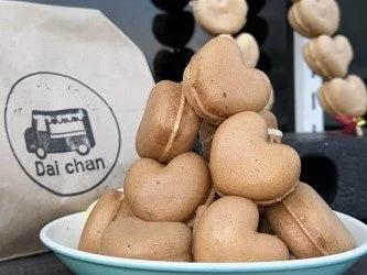 ハート形の可愛らしい焼き菓子が山盛りに盛られた屋台グルメ