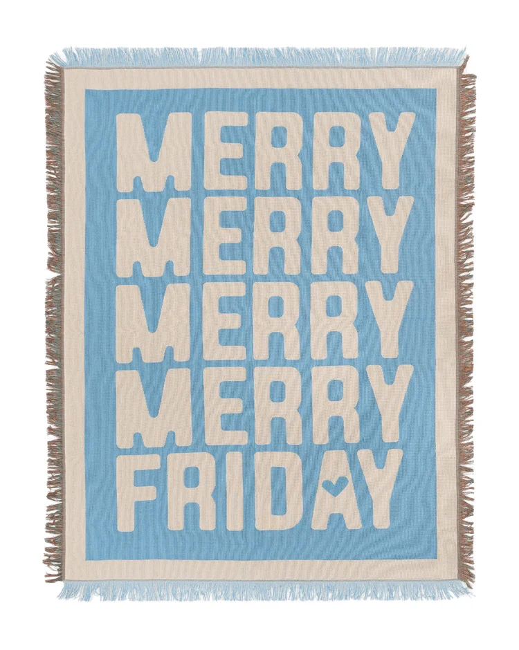 「MERRY FRIDAY」と書かれた青いブランケット