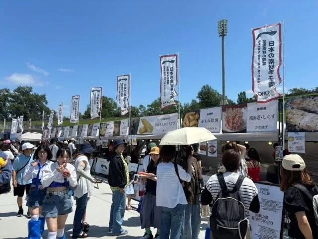 フードフェスティバルで賑わう屋台と人々