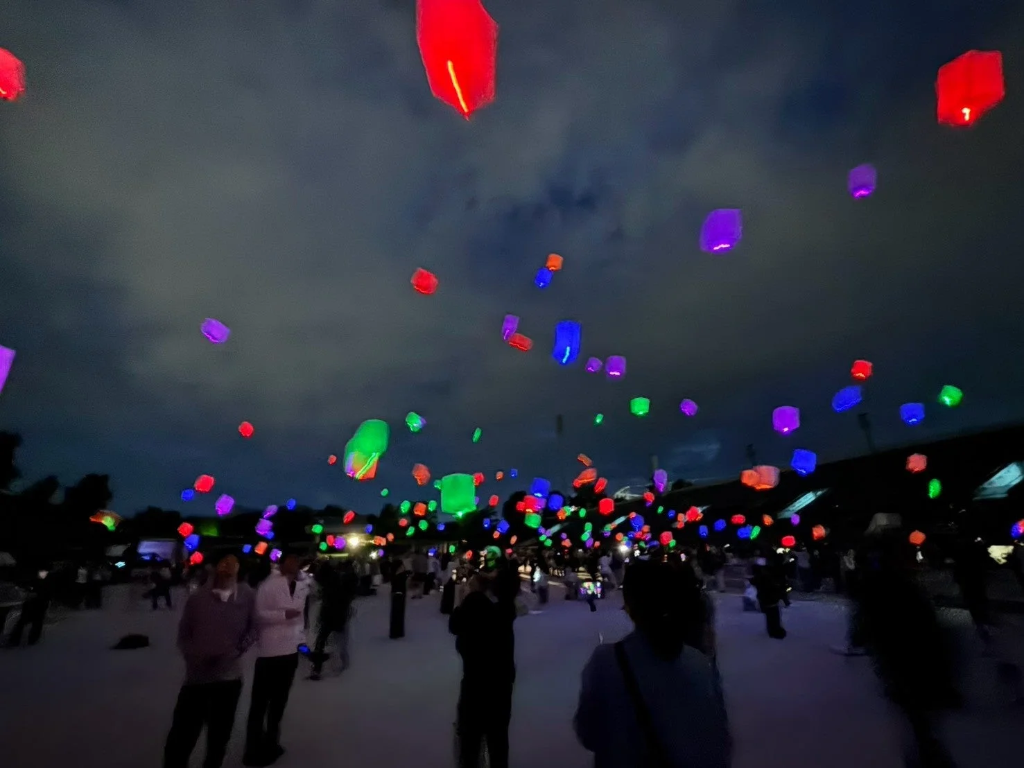 空飛ぶランタン、ランタンフェスティバル、夜景、カラフル、イベント、祭り、光、夜空、幻想的、人々