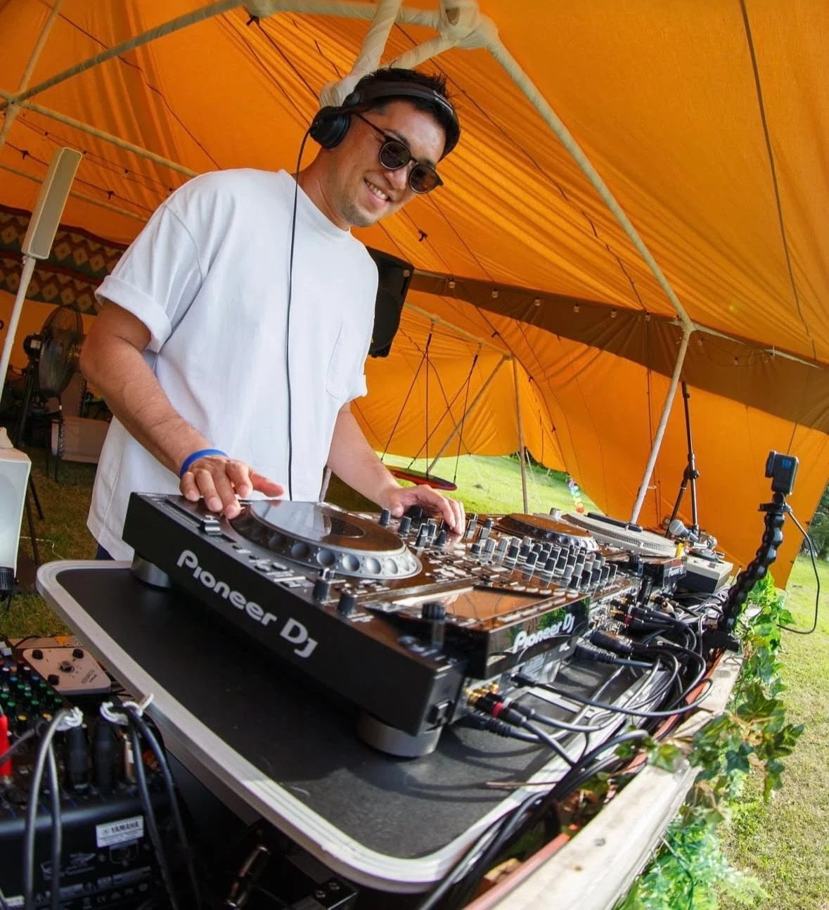 DJブースで笑顔のDJ