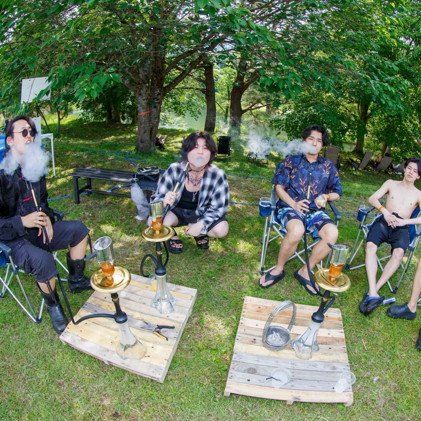 屋外でシーシャを楽しむ若者たち