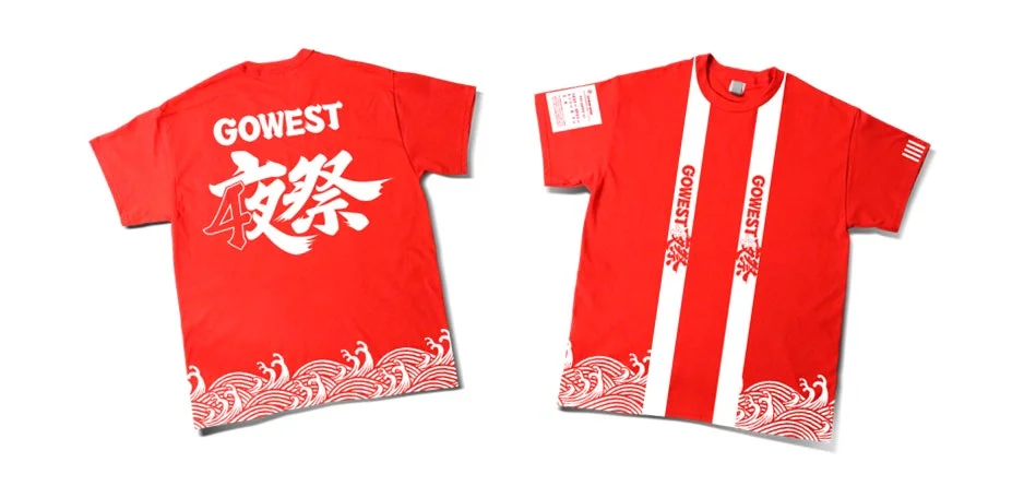 赤いTシャツが並べられた画像