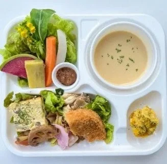 彩り豊かでバランスの取れた定食
