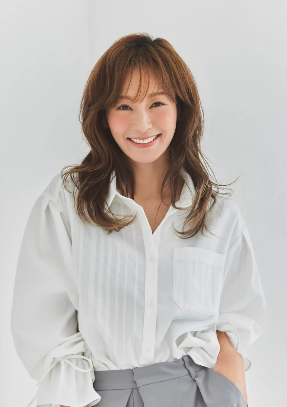 白いシャツを着た笑顔の女性