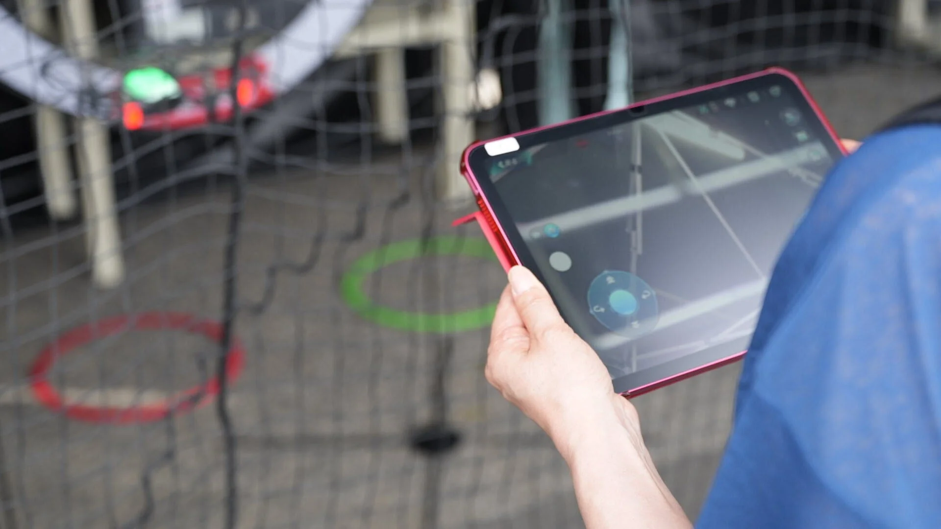 タブレットを操作してドローンを制御している様子