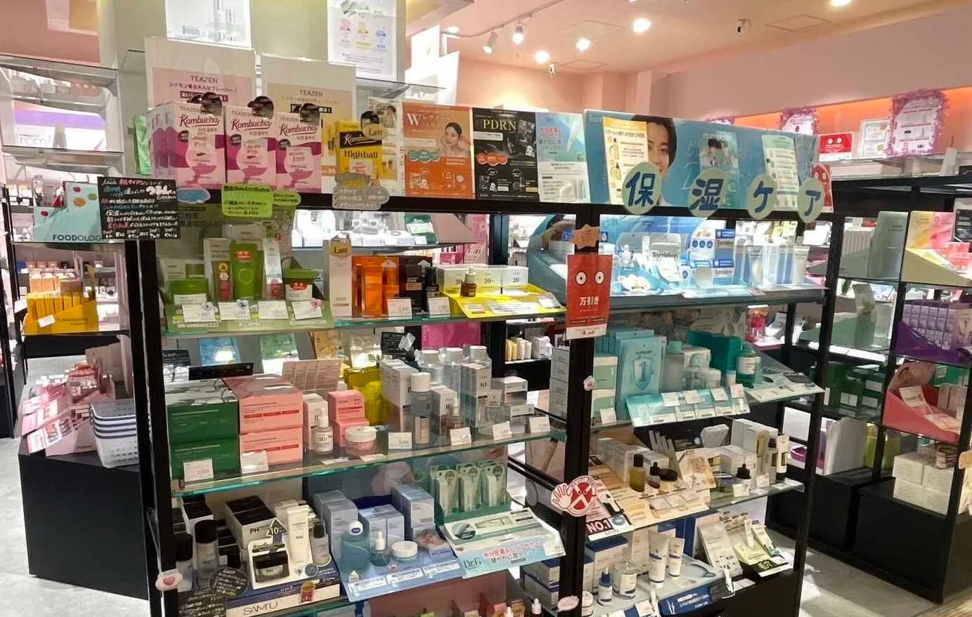 化粧品、スキンケア製品が陳列された店舗の様子
