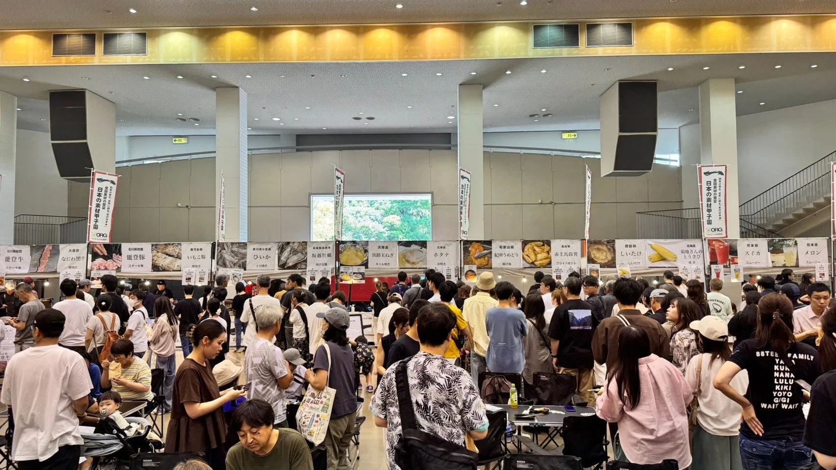 「日本の素材甲子園」というイベントで、大勢の人が賑わう屋内会場の様子