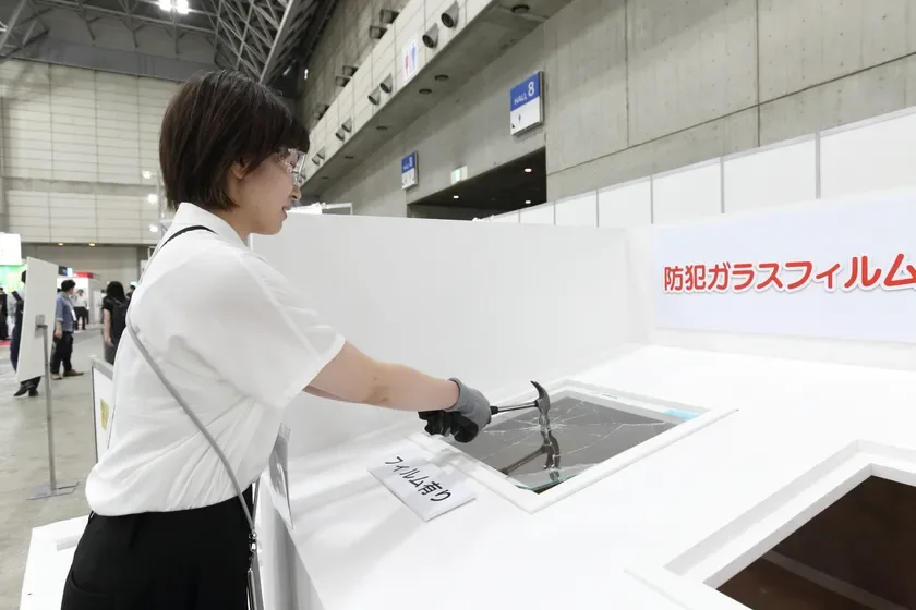 防犯ガラスフィルムの実演