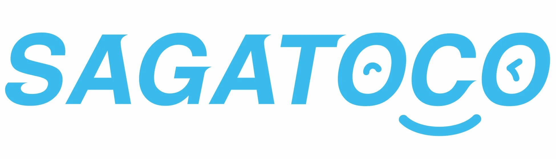 「SAGATOCO」と書かれた青いロゴマークです。最後の2つの「O」の文字には、顔のような目と口、そして時計の針のようなデザインが施されています。シンプルながらも遊び心のあるモダンなデザインです。