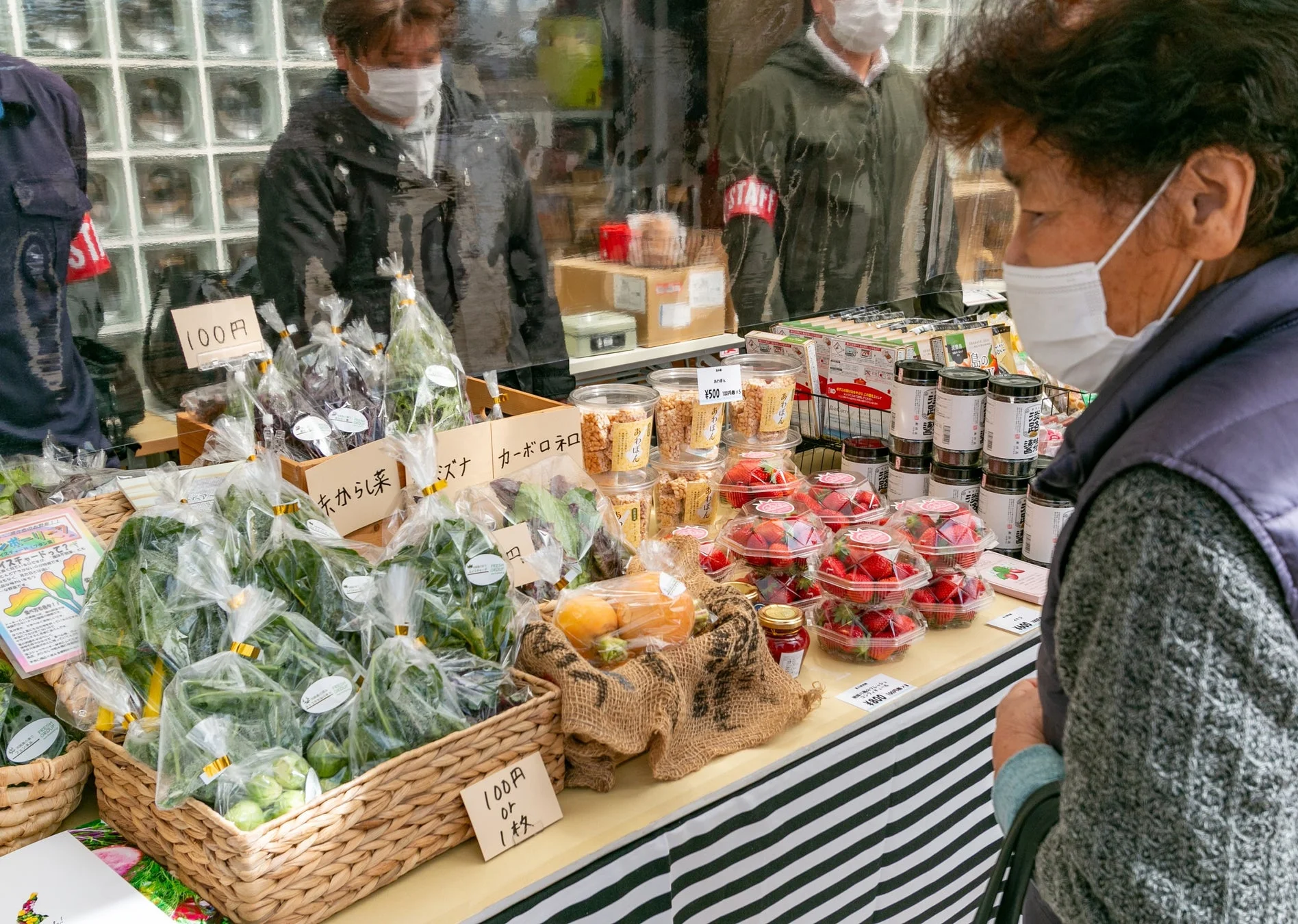 市場の屋台で販売される野菜や果物