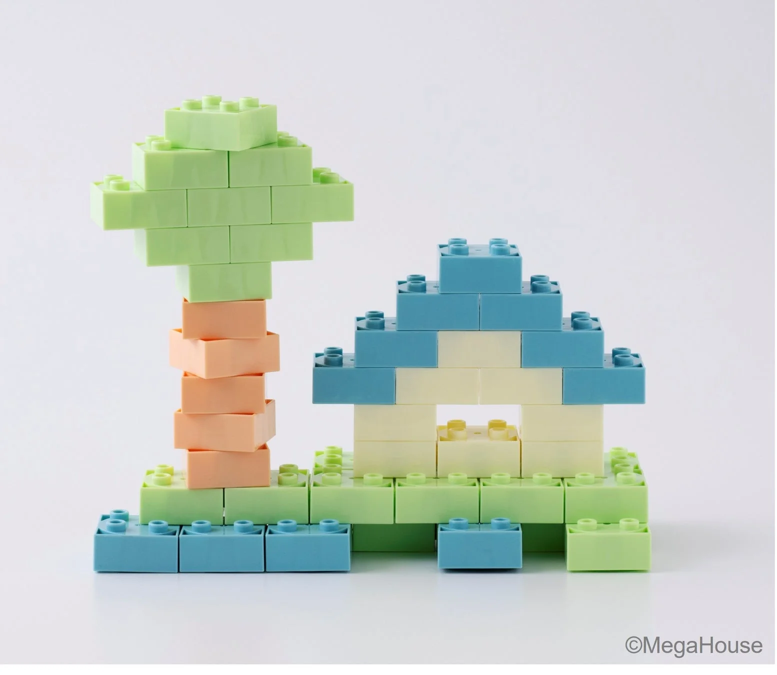 ブロックで作られた家と木