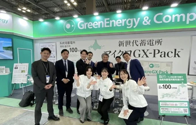 GreenEnergy & Companyの展示ブースでのグループ写真