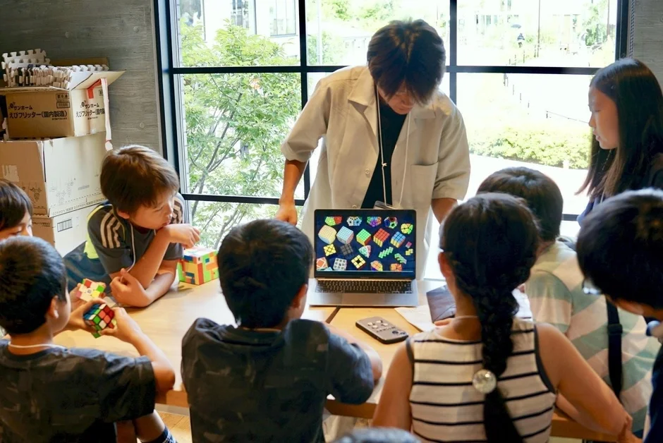 子供たちがルービックキューブに取り組む様子