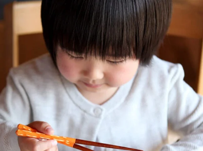 子供が箸を持っている様子