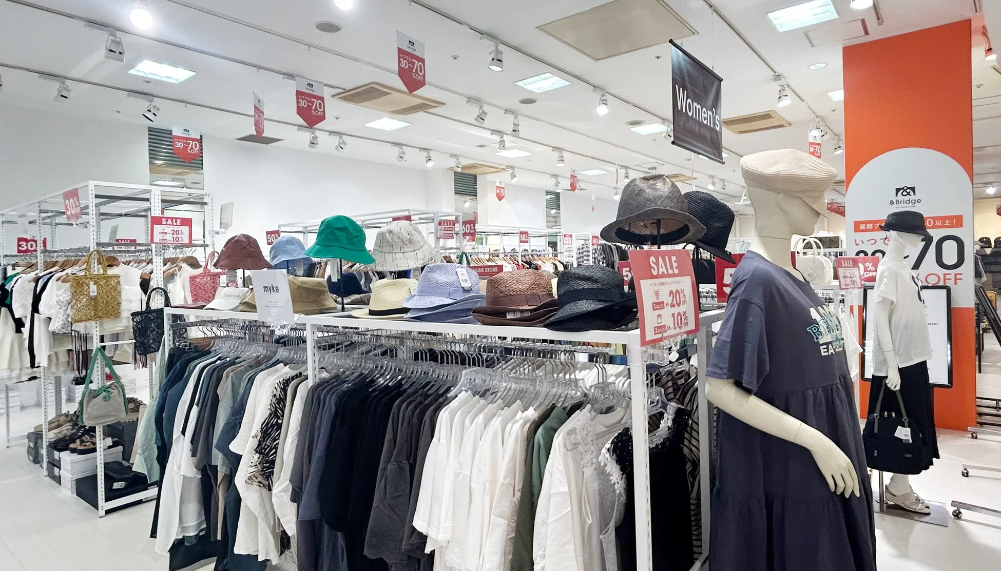 アパレル店舗の店内、セール告知