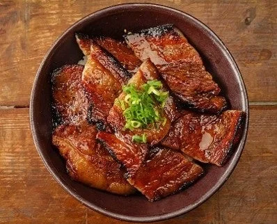 香ばしく焼かれた豚肉の丼物