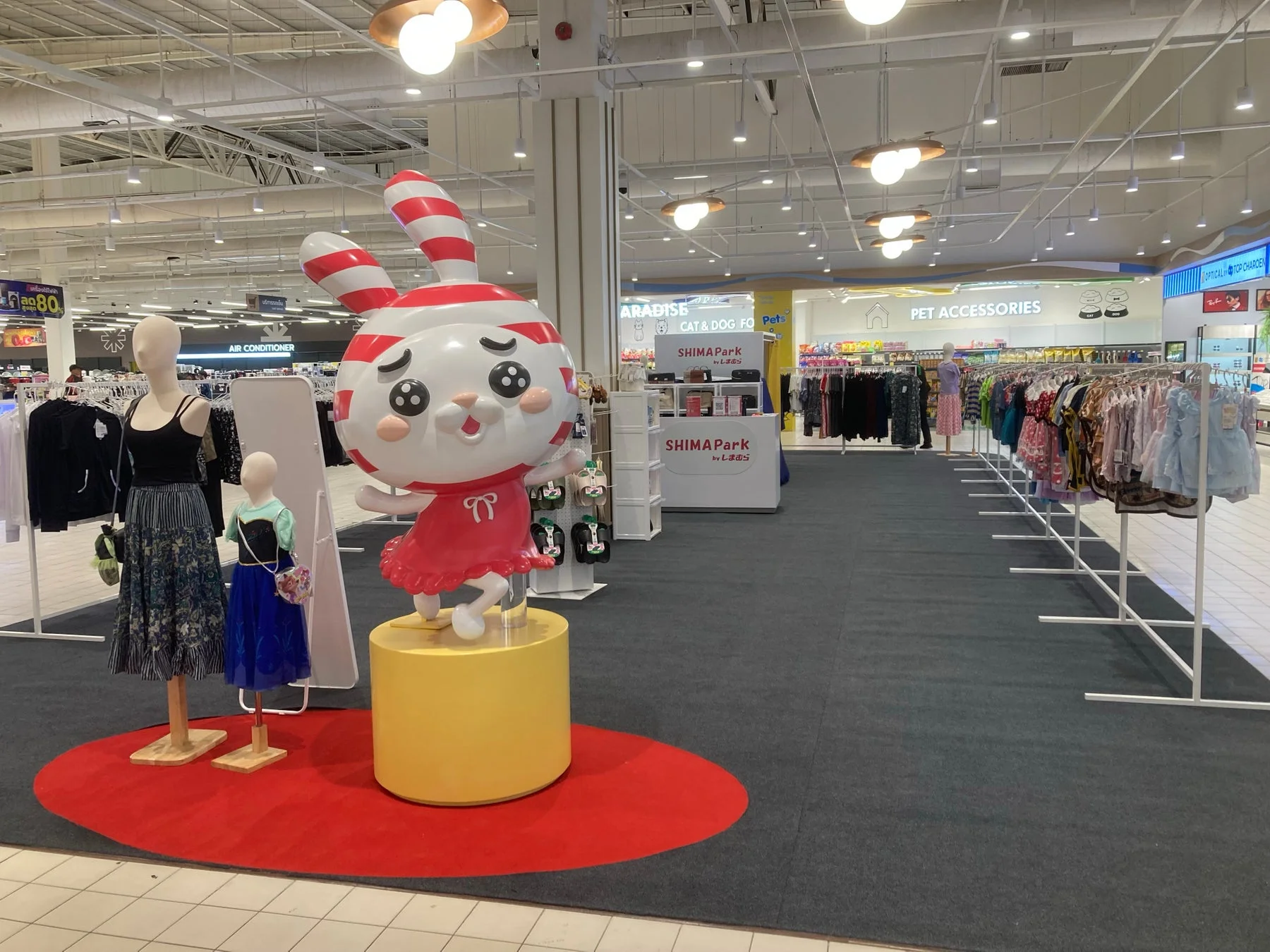 ショッピングモールの一角に立つ可愛らしいウサギのキャラクター像