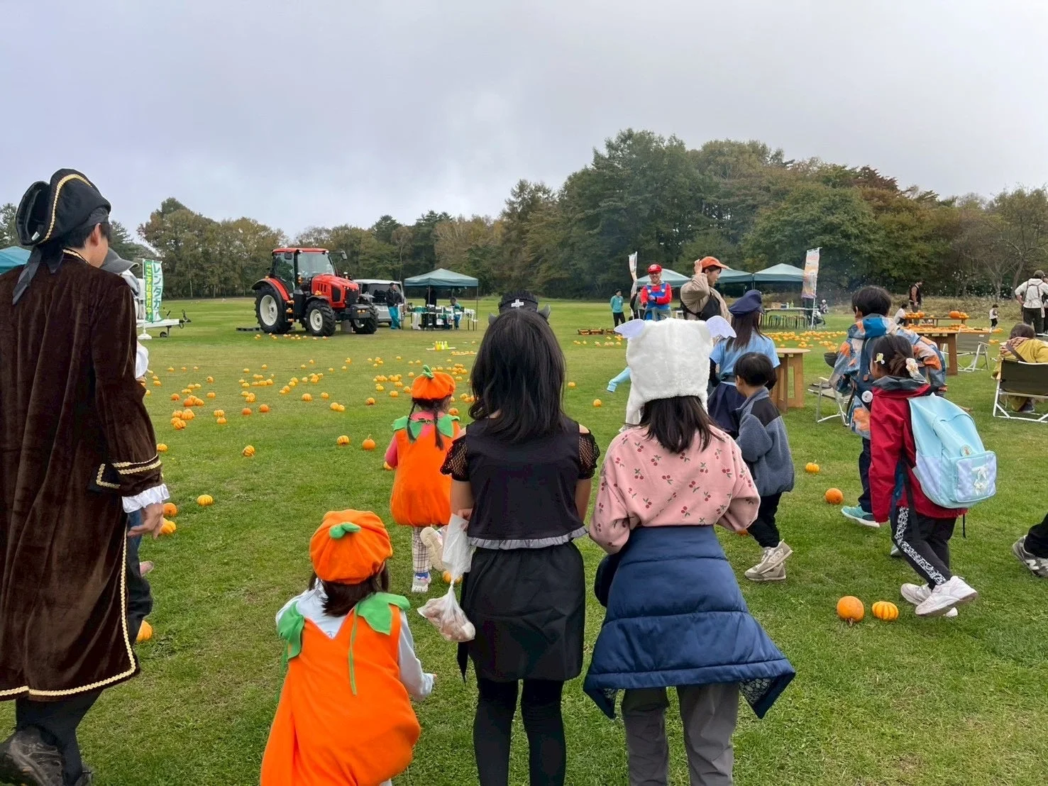 ハロウィン仮装を楽しむ子どもたち