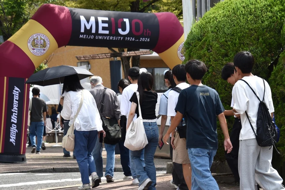 大学のイベントで賑わう人々