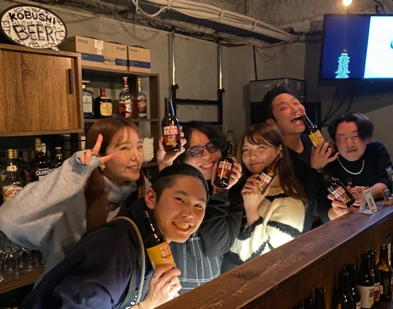 バーで楽しむ人々
