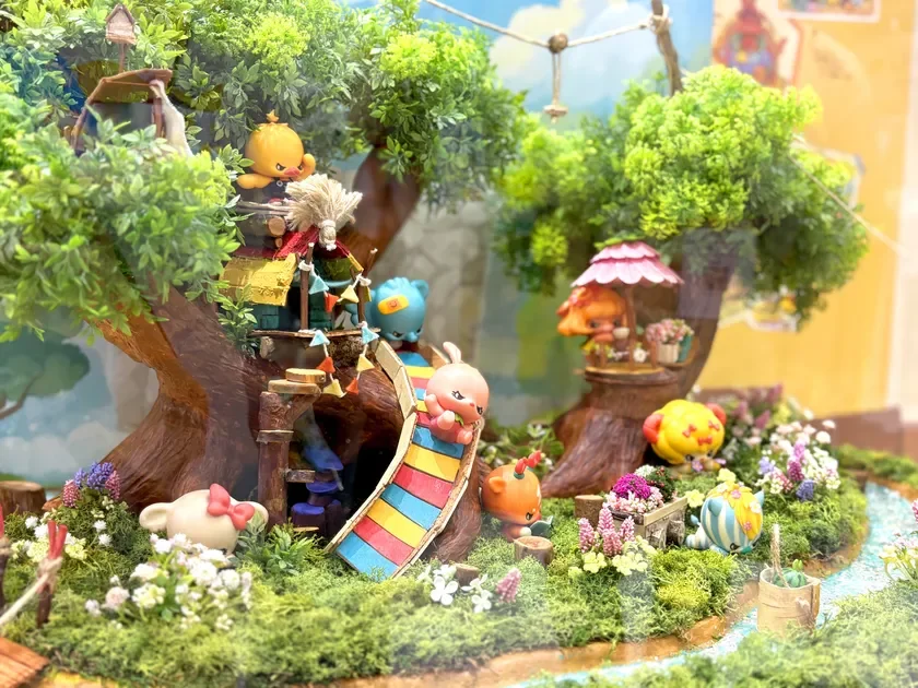 可愛らしいキャラクターたちが遊ぶミニチュアジオラマ