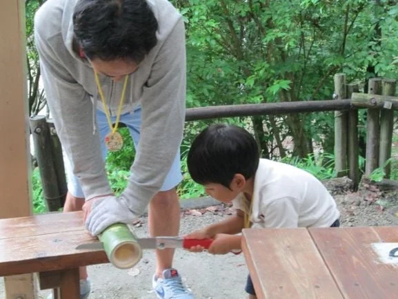 親子で竹細工をしている様子